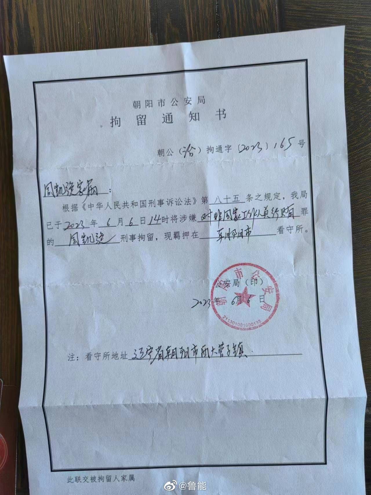 父母年轻时的一段段经历因他的到来而改变，一声声来自亲爸亲妈的“哥”和一次次的读档重来使得一家三口之间乌龙百出